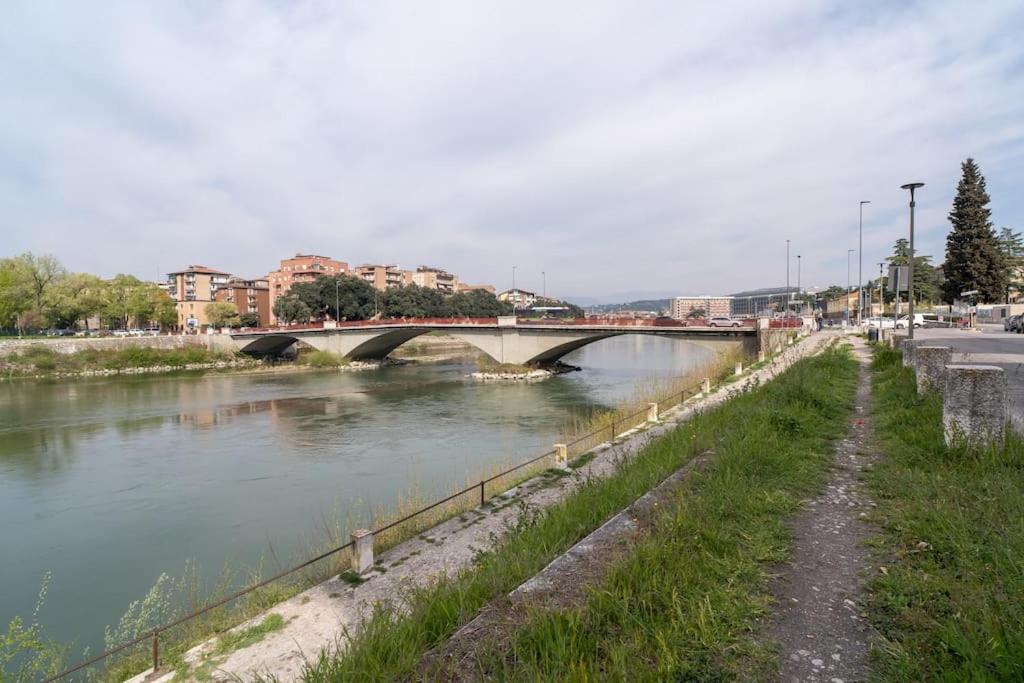 Charme In City Center Verona Bagian luar foto